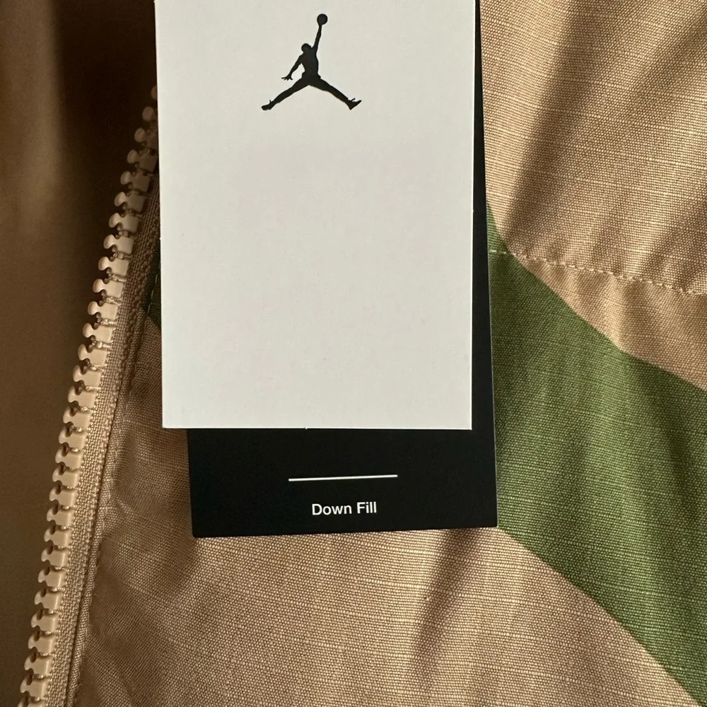 Nike Air Jordan Flight Camo Heritage Down Puffer Jacket FB6988-200 Size Medium